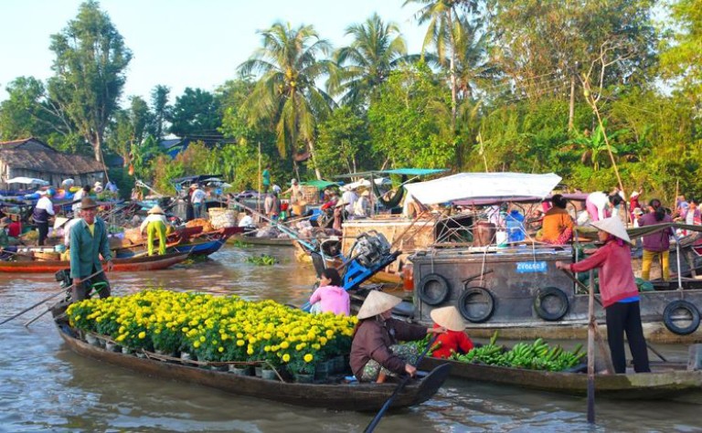 Explore Cai Be Floating Market in Tien Giang Province (Vietnam)