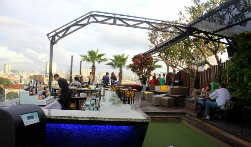 OMG-Rooftop-Bar-Ho-Chi-Minh-Viet-Fun-Travel