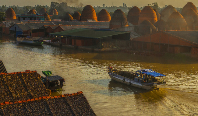 Drop by a pottery craft village Vinh Long