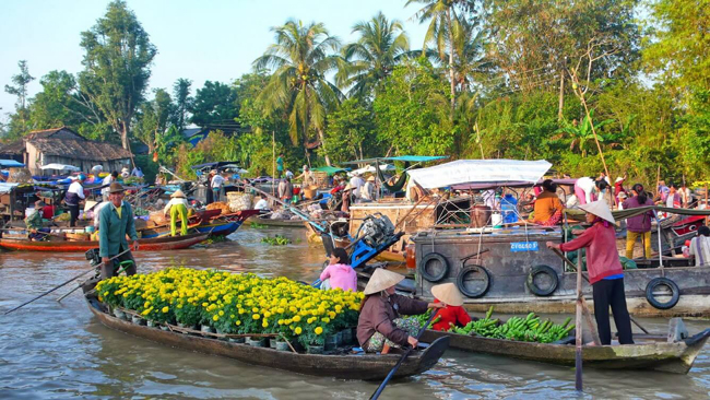 Go shopping around Vinh Long floating market 