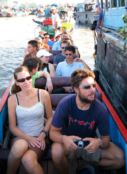 boat around Phong dien floating market