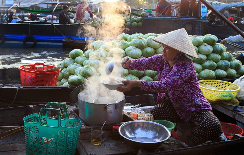 eating in Phong dien floating market