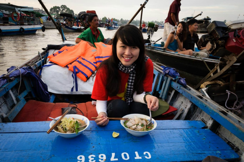 eating in Phong dien floating market