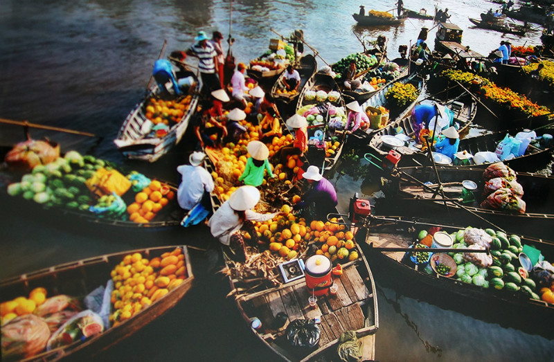 Nga-bay-floating-market-Viet-fun-travel